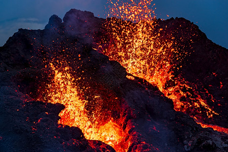 地球冰岛雷克雅未约40公里的雷克雅内斯半岛Fagradalsfjall火山夜间喷发特写冰岛夜间火山喷发特写熔融公园图片