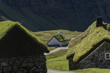 山斯堪的纳维亚目地法罗群岛Saksun村有草顶的白色教堂位于法罗群岛Saksun村图片
