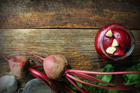 红色的中间体深木质背景的罐子里腌制甜菜深色木质背景的罐子里腌制甜菜乡村图片