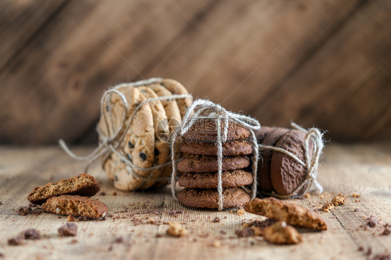 黄油饼干各种脆燕麦干质朴木背景上的巧克力饼干脆木质背景上的巧克力饼干甜点糖果图片