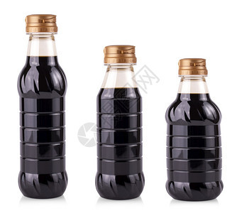 在白色背景上隔离的塑料瓶中酱油在白色背景上隔离的塑料瓶中酱油单身烹饪一种图片