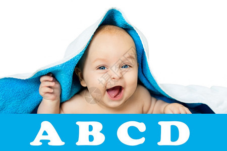 男生肖像幼小可爱的宝大眼睛在白色的蓝毛巾下孤立的小孩躺在一个软毯子可爱的婴儿上一只大眼睛在白色的蓝毛巾下脸图片