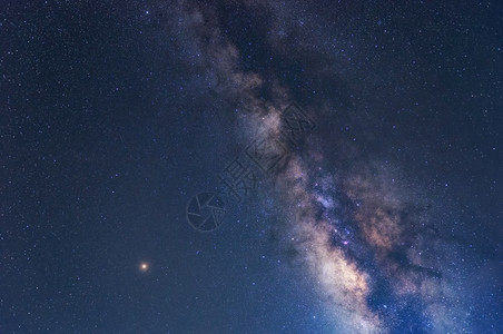 星系银河宇宙中的恒星和空间灰尘长速度夜晚天上的细节图片