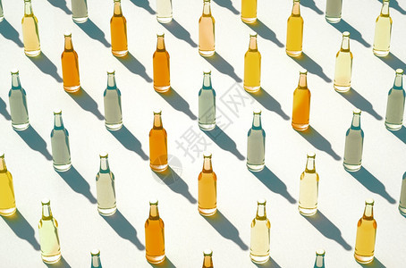 以白色背景站立的各种彩色苏打瓶长阴影与Retro饮料瓶概念一致的彩色苏打瓶子对玻璃3d模型系列的直线进行空中观察各种样的对齐酒精图片