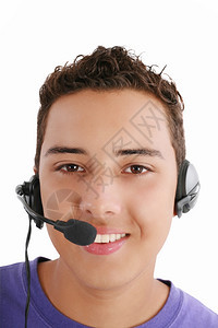 技术讲话以白色背景孤立的电话耳头板微笑的年轻男子人图片