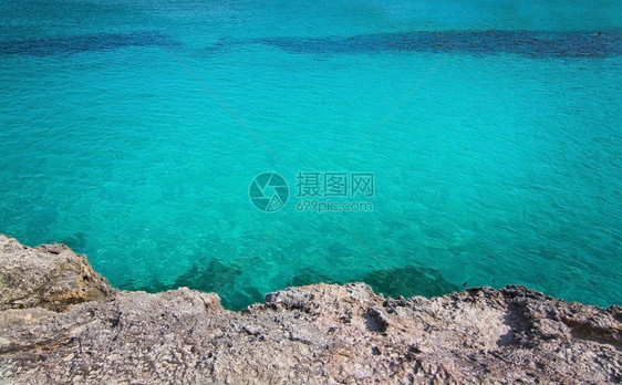 蓝色的运动西班牙巴利阿里群岛Mallorca的绿石岩和清澈水背景西班牙语图片