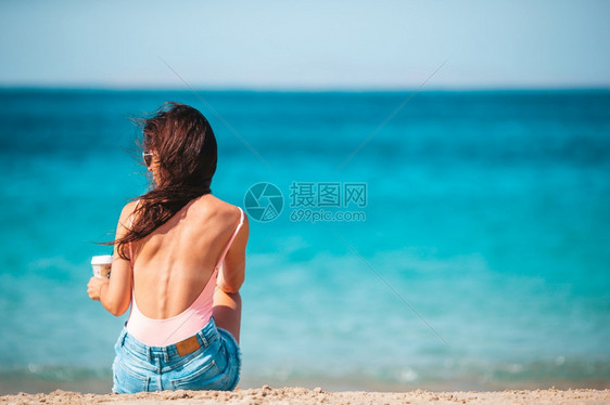 海滩上的度假的年轻美女图片