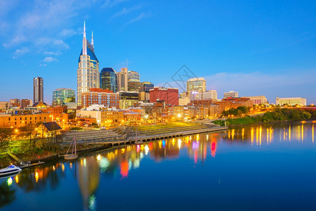 城市吸引力Nashville田纳西州市中心与美国坎伯兰河的天线灯图片