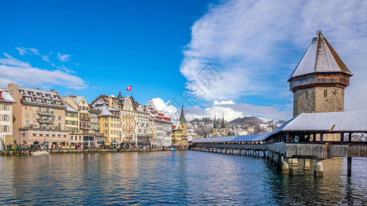 建筑学阿尔卑斯山瑞士卢塞恩市中心教堂大桥和瑞士卢塞恩湖的市中心历史城吸引力图片
