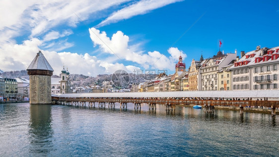 游客瑞士卢塞恩市中心教堂大桥和瑞士卢塞恩湖的市中心历史城浪漫的吸引力图片