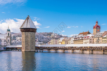 建筑学假期河瑞士卢塞恩市中心教堂大桥和瑞士卢塞恩湖的市中心历史城图片