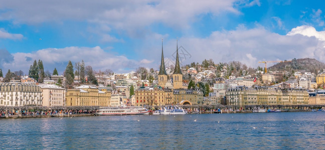 城市景观瑞士卢塞恩市中心教堂大桥和瑞士卢塞恩湖的市中心历史城著名的木头图片