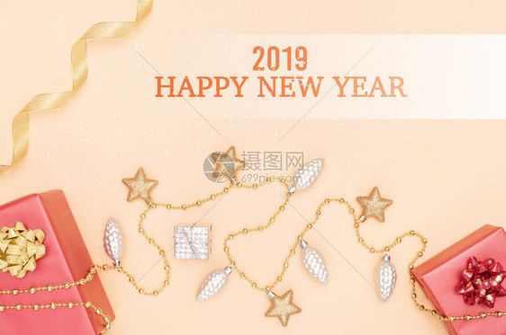 2019年新快乐概念礼品箱或带有红弓星和金底球的礼物箱红色时尚桌子图片