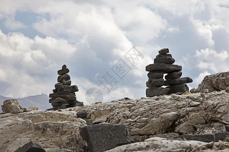 形式Yoho公园的IcelineTraill上的石块被登山者堆积成印古苏克Inuksuk地形国民图片