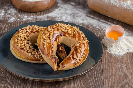 土耳其的AyCroissant巧克力可和葡萄干传统的早餐核心图片