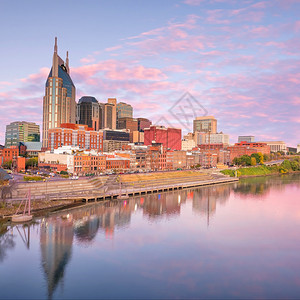 吨建筑物Nashville田纳西州市中心与美国坎伯兰河的天线地标图片