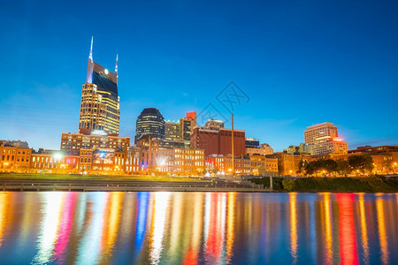 Nashville田纳西州市中心与美国坎伯兰河的天线百老汇吸引力暮图片