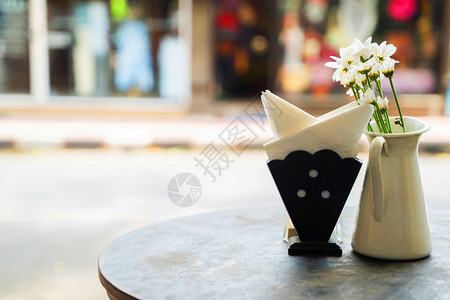 美丽的餐桌上花罐厅装饰舒适经典的图片