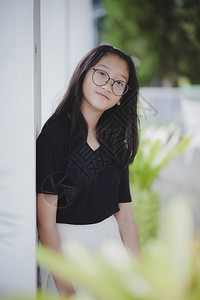 微笑脸戴眼镜的亚裔青少年头部照片爆图片