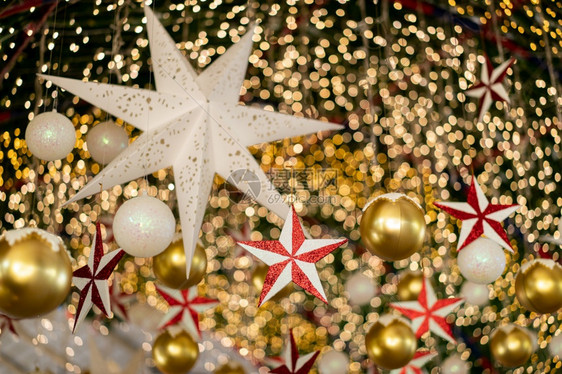 假期闪耀卡片新年装饰关上圣诞灯光星和球图片
