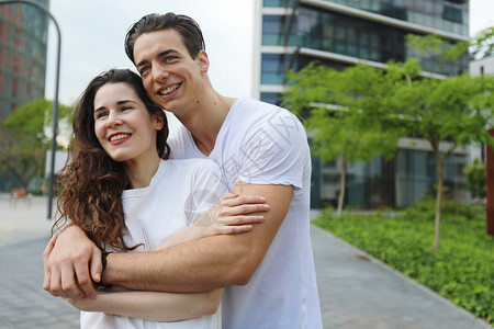 穿着牛仔裤和T恤衫的年轻漂亮夫妇感幸福快乐图片