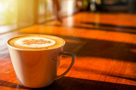 饮料卡布奇诺咖啡在白色的杯子木桌白里新鲜美食图片