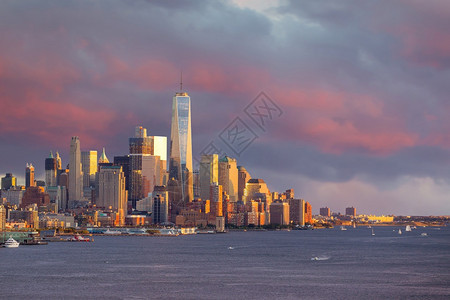 纽约日落时曼哈顿市下城天线灯地标摩大楼图片