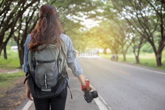 女摄影师在野外拿着摄像头拍旅游者的照片来自游客女成人白种图片