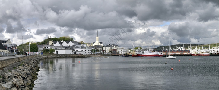 旅行镇天空Killybegs是爱尔兰最重要的捕鱼港口其往满载拖网渔船图片