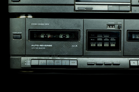 老式的怀旧关闭前方甲板记录器带有按键的老式立体录音磁带播放器和推动操作按钮是回转技术胶带图片