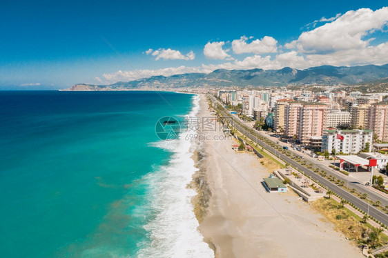 目的地景观海滩土耳其在海岸线上对城市进行空中观察其背景是土耳的海岸线上城市环形图象沿土耳其海岸对安塔利亚市地中海以及安塔利亚山脉图片