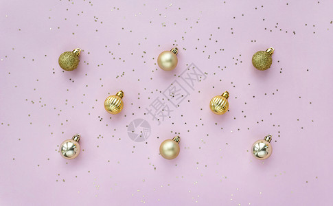 快乐的装饰品现代创意模式有金球和星彩蛋在粉红糊面背景上圣诞或新年卡片最低喜马拉雅平板风格创意模式金球星面壁画在粉红糊背景顶端视图图片