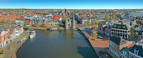 荷兰弗里斯Sneek历史城市Sneek的航空全景和水门荷兰弗里斯桥运输纪念碑图片