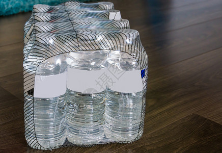 12包矿物水瓶装在塑料废物和环境流行产品中的12包矿水瓶健康贮存装图片