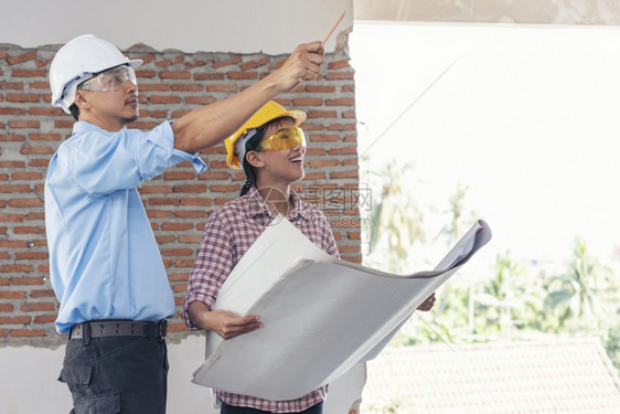 安全帽建筑工程师团队作安全信托小组负责在建筑工地硬帽子保护主任和土建工程师概念上安装白色黄全硬帽保设备C建筑工程师团队仓库地点图片