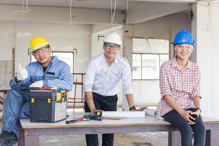 专业的建筑工程师团队作安全信托小组负责在建筑工地硬帽子保护主任和土建工程师概念上安装白色黄全硬帽保设备C建筑工程师团队人们承包商图片