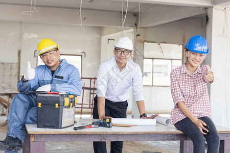 办公室人们建筑工程师团队作安全信托小组负责在建筑工地硬帽子保护主任和土建工程师概念上安装白色黄全硬帽保设备C建筑工程师团队行业图片