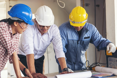 建设者解构相信筑工程师团队作安全信托小组负责在建筑工地硬帽子保护