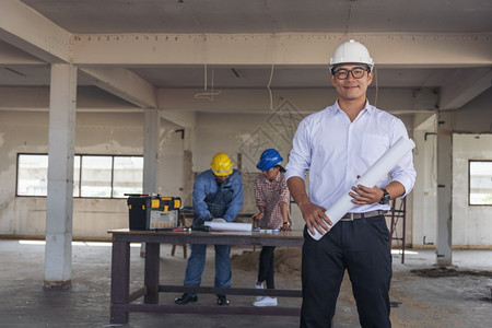 建设者筑师工厂程团队作安全信托小组负责在建筑工地硬帽子保护主任和土建工程师概念上安装白色黄全硬帽保设备C建筑工程师团队图片