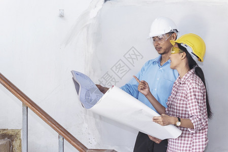 安全帽建筑工程师团队作安全信托小组负责在建筑工地硬帽子保护主任和土建工程师概念上安装白色黄全硬帽保设备C建筑工程师团队难的女士图片