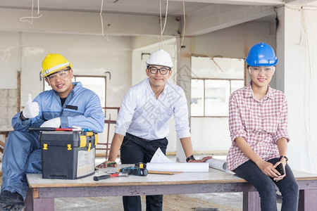 专业的保持建筑工程师团队作安全信托小组负责在建筑工地硬帽子保护主任和土建工程师概念上安装白色黄全硬帽保设备C建筑工程师团队年轻的图片