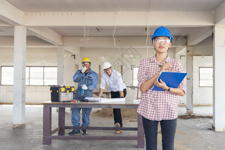 建筑工程师团队作安全信托小组负责在建筑工地硬帽子保护主任和土建工程师概念上安装白色黄全硬帽保设备C建筑工程师团队套装人黄色的图片