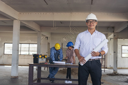 建筑工程师团队作安全信托小组负责在建筑工地硬帽子保护主任和土建工程师概念上安装白色黄全硬帽保设备C建筑工程师团队建造体相信图片