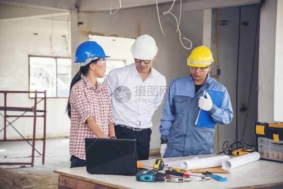 职业地点建筑工程师团队作安全信托小组负责在建筑工地硬帽子保护主任和土建工程师概念上安装白色黄全硬帽保设备C建筑工程师团队女士图片