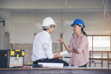 安全帽建筑师商人工程团队作安全信托小组负责在建筑工地硬帽子保护主任和土建工程师概念上安装白色黄全硬帽保设备C建筑工程师团队图片