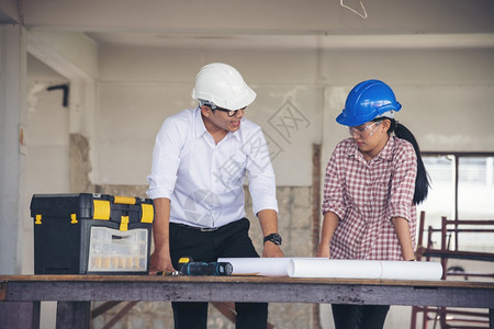 为了人们地点建筑工程师团队作安全信托小组负责在建筑工地硬帽子保护主任和土建工程师概念上安装白色黄全硬帽保设备C建筑工程师团队图片