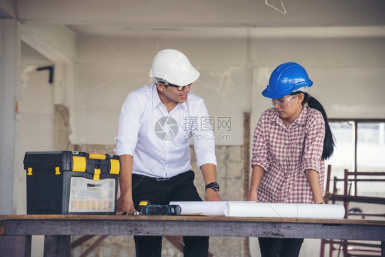 为了人们地点建筑工程师团队作安全信托小组负责在建筑工地硬帽子保护主任和土建工程师概念上安装白色黄全硬帽保设备C建筑工程师团队图片