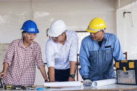 建筑工程师团队作安全信托小组负责在建筑工地硬帽子保护主任和土建工程师概念上安装白色黄全硬帽保设备C建筑工程师团队仓库黄色的女士图片