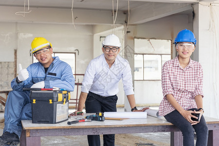 建筑师相信头脑风暴建筑工程师团队作安全信托小组负责在建筑工地硬帽子保护主任和土建工程师概念上安装白色黄全硬帽保设备C建筑工程师团图片