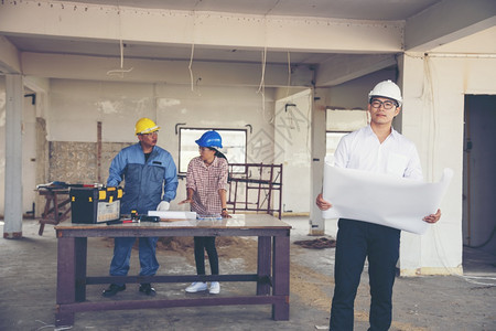 仓库在职的建筑工程师团队作安全信托小组负责在建筑工地硬帽子保护主任和土建工程师概念上安装白色黄全硬帽保设备C建筑工程师团队头脑风图片